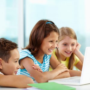učenici uče engleski na laptopu